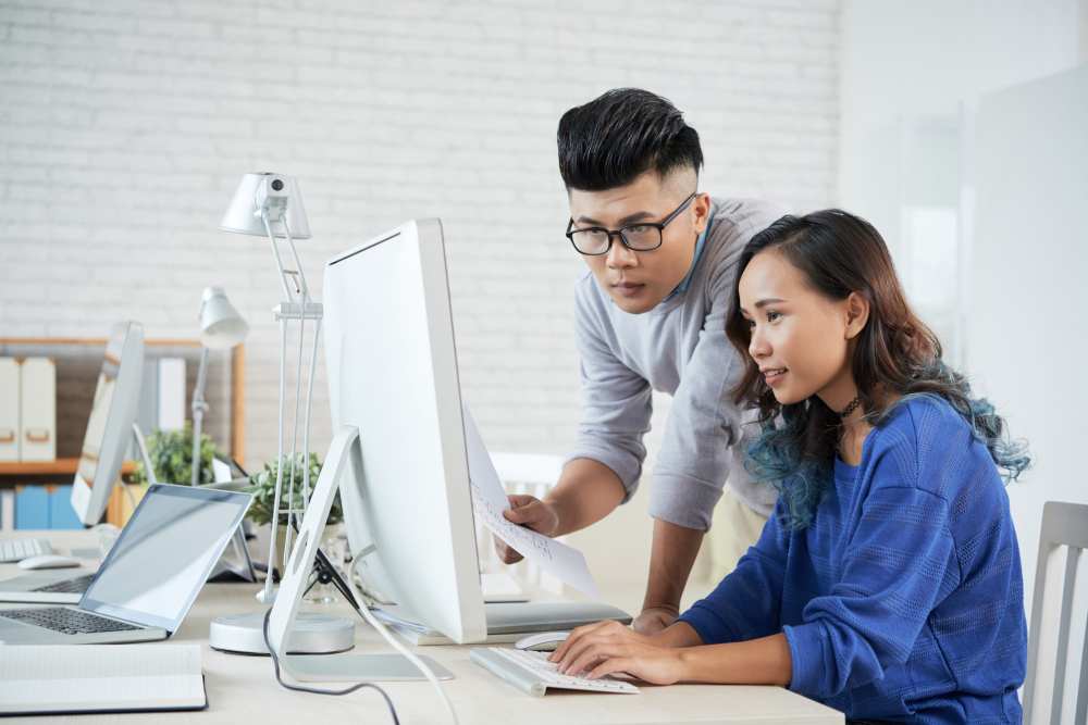Two people discussing about SEO